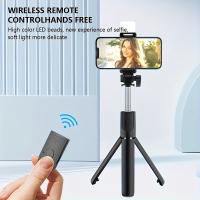 Trípode universal para teléfonos inteligentes, palo de selfie retráctil integrado con control remoto inalámbrico, disparo panorámico de 360 ° , compacto y portátil, esencial para viajes. - details 1