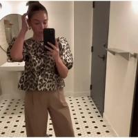 Elegante camisa delgada con tirantes huecos de leopardo blusa y relajada para mujeres blusa de manga corta de cuello o blusa - details 17