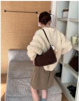Bolso bandolera retro de gamuza para mujer de la colección europea - Bolso de hombro ajustable color café con cierre de cremallera, bolso minimalista para ir al trabajo, bolso bandolera informal, bolso de diseño europeo, acabado de textura suave - details 10
