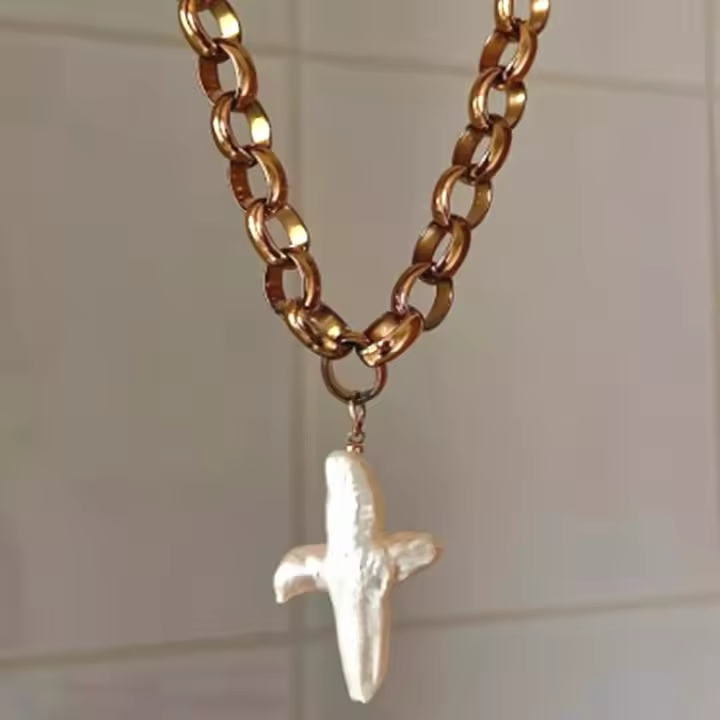 Collar con colgante de cruz de perlas barrocas vintage personalizado de moda para mujer, joyería de acero inoxidable a prueba de agua. - 1
