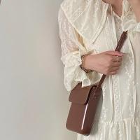 Bolso cruzado magnético de moda para mujeres Diseño vertical elegante Mini bolso de hombro de cuero PU Diseño minimalista para el teléfono - details 2