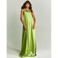 Vestido largo informal holgado de satén asimétrico con hombros descubiertos, estilo europeo y americano, nueva colección primavera-verano 2025, ideal para vacaciones. - details 5