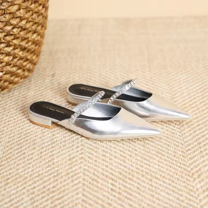 Zapatos planos puntiagudos con cadena de diamantes de imitación plateados - 1
