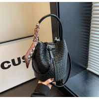 Bolso de mano de mujer nuevo de primavera y otoño de nicho de moda 2025, bolso de hombro versátil de moda, bolso de cubo tejido. - details 32