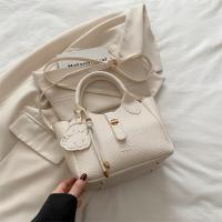 Bolso de mano elegante con forma de cubo cruzado inclinado, bolso de mano con colgante de cachorro para mujer, bolso de hombro de cuero de PU de alta gama con patrón de lichi, primavera y verano - details 12