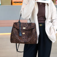 2025 nuevo bolso de mensajero de hombro portátil de gran capacidad con estampado de leopardo, bolso de mano premium para viajeros, bolso Kelly multifuncional - details 7
