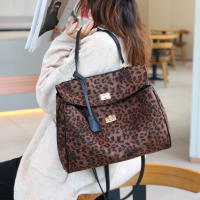 2025 nuevo bolso de mensajero de hombro portátil de gran capacidad con estampado de leopardo, bolso de mano premium para viajeros, bolso Kelly multifuncional - details 10