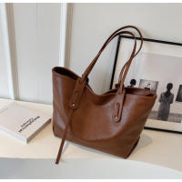 Bolso de gran capacidad retro premium, bolso de hombro simple y explosivo para mujer, bolso de mano para llevar bajo el brazo. - details 13