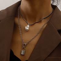 Collar con colgante de candado de perlas de estilo único para mujer, collar de doble capa de estilo moderno y frío - details 1