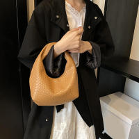Bolso de hombro tejido en relieve para mujer, bolsa de mano de cuero PU suave, con asa superior pequeña, informal, para uso diario - details 15