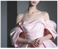 Vestido de noche de lujo ligero francés con un diseño elegante y elegante. Banquete estilo corto, fiesta de cumpleaños, un hombro rosa. - details 4