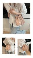 Bolso minimalista de cubo para mujer Cierre con cordón, bolso de mano elegante para uso diario y formal Accesorio de moda en tonos beige, negro, gris, khaki, rosa Finalización texturada - details 1