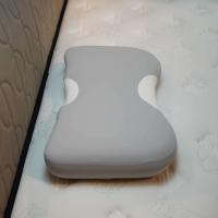 Almohada ortopédica suave de espuma viscoelástica con contorno de vértebra cervical para soporte de cuello y hombros, funda extraíble - details 2