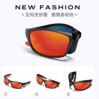 El conductor masculino conduce gafas de sol polarizadas metálicas para deslumbrar las gafas de sol - details 12