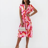 Vestido corto con capucha de manga corta para mujer en verano Cuello en V, un solo pecho, estampado en línea, longitud media - details 6