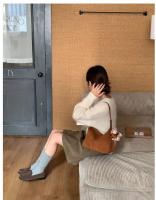 Bolso bandolera retro de gamuza para mujer de la colección europea - Bolso de hombro ajustable color café con cierre de cremallera, bolso minimalista para ir al trabajo, bolso bandolera informal, bolso de diseño europeo, acabado de textura suave - details 26