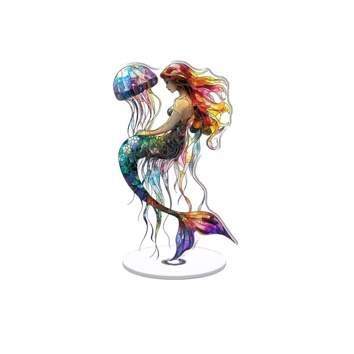 Adorno acrílico giratorio que muestra una vibrante sirena de vidrieras sobre una medusa con patrones intrincados y acabado translúcido sobre un fondo blanco simple. - 1