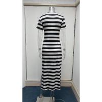 Vestido de mujer con abertura y estampado de rayas, escote en pico, manga corta, estilo casual, corte A, largo hasta media pantorrilla. - details 1