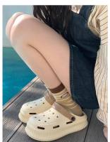 Los estudiantes usan la versión coreana de moda y creativa de los zapatos con agujeros, zapatillas geniales de cabeza de bolsa de paso de mierda de suela gruesa suave de EVA de verano para mujer - details 50