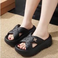 Nuevas zapatillas gruesas de moda para mujer, sandalias antideslizantes resistentes a los olores con suela suave para interiores y playa - details 4