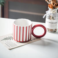 Taza de cerámica ins taza de viento moderno simple burdeos creativo mango grande raya vertical nicho personalizado mango de cinturón - details 6