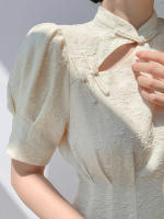 Nuevo cheongsam blanco mejorado de estilo chino, estilo femenino y juvenil, cuello alto, ceñido a la cintura, manga corta adelgazante - details 3