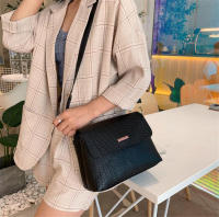 Bolso bandolera informal negro de piel sintética con solapa tipo mensajero de hombro simple para mujer - details 3
