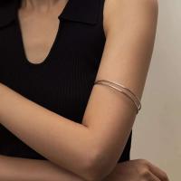 Brazalete con recorte de metal, joyería de doble C, brazalete geométrico abierto en la parte superior del brazo para mujer - details 0