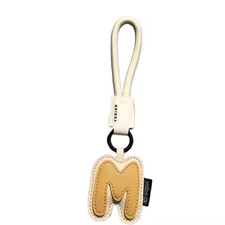Llavero con 26 letras dulces, colgante para bolso, llavero de coche, llavero con alfabeto, adornos de cuero PU, colgante de letra de la suerte, regalo - 1