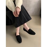 Un zapato sencillo retro de estilo francés con punta redonda para mujer con suela plana y gorros. - details 7