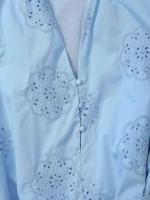 OUWU- Vestido Mini de Verano 2025 para Mujer de Algodón Azul Claro con Bordado, Cuello en V, Botones, Cinturón, Manga Abullonada y Diseño de Ojales. - details 6