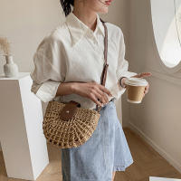 Bolso de paja para mujer, bandolera semicircular hecha a mano de ratán, bolso de mano para viaje y playa - details 3