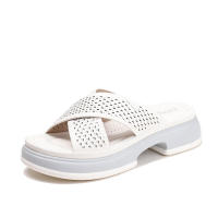 Sandalia zapatillas de suela gruesa con diamantes de imitación para mujer, ropa de verano, nuevo estilo 2025, bizcocho, sensación de pisar caca, - details 3