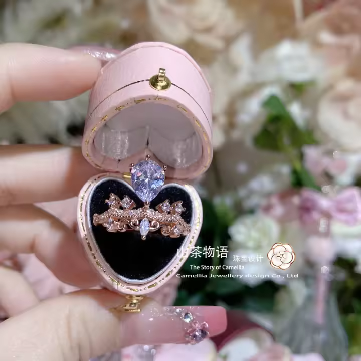 Anillo de Gemas Estilo Princesa de Dubai Corona de Diamante Plateado en Oro 18K - 1