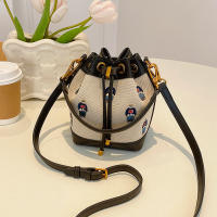 Nuevo bolso casual de moda de oso de alta gama, bolso de cubo portátil, bolso de mensajero de hombro. - details 15