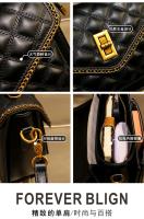 Bolso cuadrado pequeño de sobre simple de la marca Hong Kong2025Nueva Bolsa de Mano con Cierre de Moda, Bolsa de Hombro Versátil para Mujeres - details 1