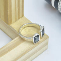 Joyería española UNODE50, dos anillos abiertos de cristal rectangular facetado gris, pareja de moda clásica, accesorios de fiesta que combinan con todo, populares en verano - details 3