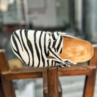 Zapatillas de suela gruesa de cuero de crin de moda con mula plana de diseñador al aire libre unisex con logotipo de alta calidad - details 7