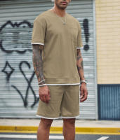 Traje deportivo de hombre con bloques de color, pantalones cortos de dos piezas, cuello redondo y camiseta de manga corta. - details 25