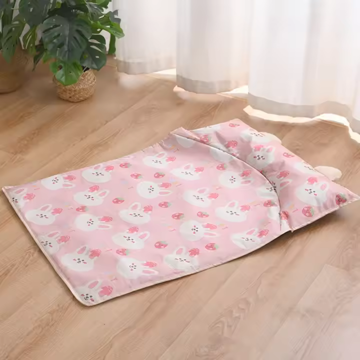 Alfombrilla refrescante con patrón de dibujos animados para mascotas, almohadilla antideslizante resistente a los arañazos de seda helada, almohadilla refrescante lavable y transpirable para mascotas, suministros para mascotas - 1