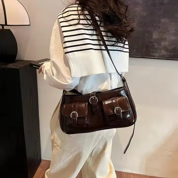 Bolso de Hombro Chic de Burgundy Pequeño, Múltiples Bolsillos, Bolso Cruzado de Cuero para Mujeres - 1