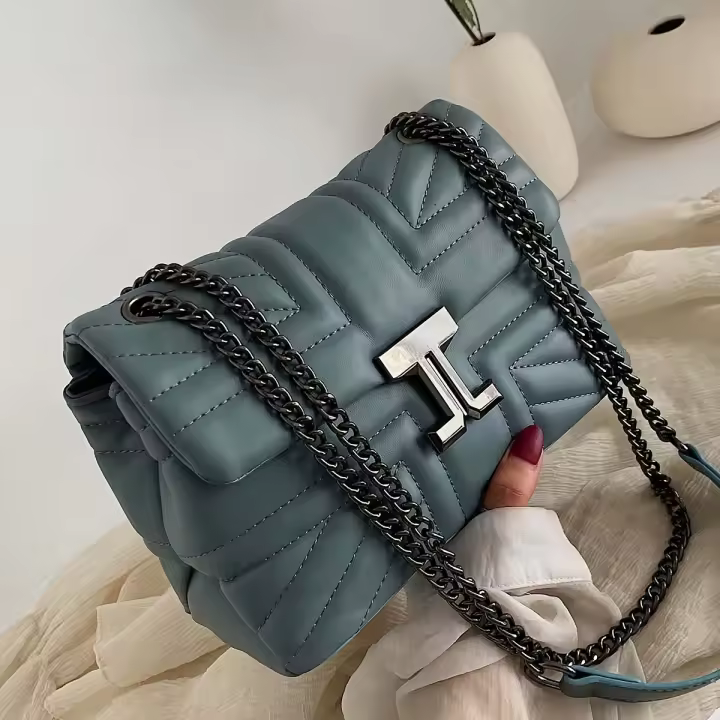 Bolso de hombro cuadrado pequeño y elegante para mujer - Bolso de PU acolchado estructurado con cierre magnético, correa de cadena de metal ajustable, disponible en azul/negro - Bolso de mano para el día a día y de noche para el trabajo, citas, fiestas - - 1