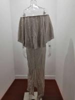 Nuevo vestido de noche con abertura en la cadera, envuelto en blingbling, con hombros descubiertos y borde con volantes en la espalda - details 2
