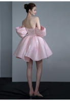 Vestido de noche de lujo ligero francés con un diseño elegante y elegante. Banquete estilo corto, fiesta de cumpleaños, un hombro rosa. - details 8