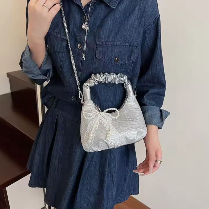 Bolso plisado de lentejuelas de estilo coreano, bolso cruzado con cadena y colgante de lazo exquisito, bolso de hombro ligero de Color sólido - 1