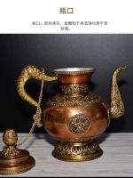 Los monjes tántricos nepaleses de latón puro antiguo de bronce indio ofrecen tetera, tetera y jarra de vino en templos budistas - details 4