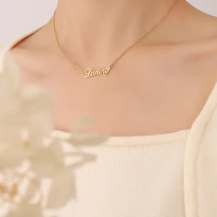 Collar con colgante de letra de diseño innovador, collar querido, chapado en acero titanio, joyería de oro real de 18K para mujer - 1