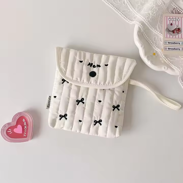 Bolsa de cosméticos de cereza bordada de gran capacidad, bolsa de almacenamiento de toallas menstruales con lazo, bolsa de almacenamiento de pañuelos sanitarios - 1