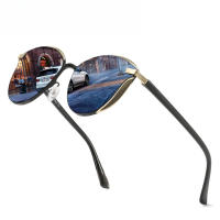 El conductor masculino conduce gafas de sol polarizadas metálicas para deslumbrar las gafas de sol - details 0