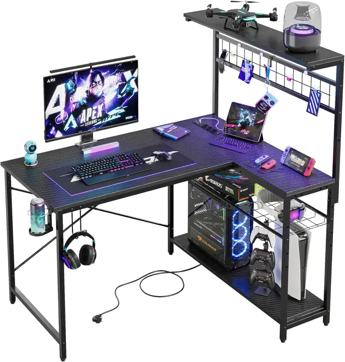 Escritorio en forma de L de 106 cm con enchufe integrado, iluminación LED, superficie de fibra de carbono y amplio espacio de almacenamiento, oficina en casa y juegos - 1